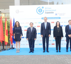 Su Majestad el Rey en la fotografía de grupo de las autoridades asistentes a la Cena Institucional del III Foro Económico Internacional Expansión