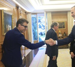 Don Felipe y Doña Letizia reciben el saludo del director general de la Fundación Princesa de Girona, Salvador Tasqué