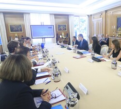 Desarrollo de la reunión de la Comisión Delegada de la Fundación Princesa de Girona presidida por Sus Majestades los Reyes