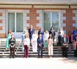 Su Majestad la Reina acompañada de la junta directiva de la Alianza Iberoamericana de Enfermedades Raras o poco frecuentes