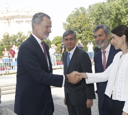 Su Majestad el Rey es recibido por la ministra de Justicia en presencia de los presidentes del Tribunal Constitucional y del Tribunal Supremo y de los