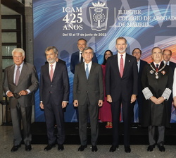 Fotografía de grupo de Su Majestad el Rey con las autoridades 