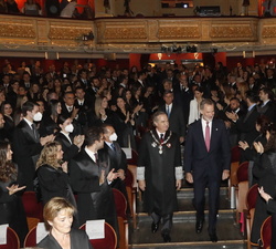 Su Majestad el Rey a su llegada al Teatro Real recibe una calurosa bienvenida
