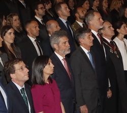 Su Majestad el Rey en primera fila de asientos durante la interpretación del Himno Nacional