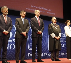 Don Felipe junto a los presidentes del Tribunal Constitucional y del Tribunal Supremo, la ministra de Justicia y el decano del Ilustre Colegio de Abog