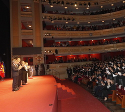 Don Felipe junto a los presidentes del Tribunal Constitucional y del Tribunal Supremo, la ministra de Justicia y el decano del Ilustre Colegio de Abog