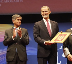Su Majestad el Rey recibe un reconocimiento especial por sus 25 años como Colegiado de Honor del Ilustre Colegio de Abogados de Madrid