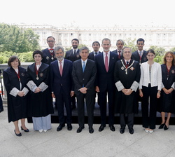 Fotografía de grupo de Su Majestad el Rey con las autoridades y la Junta de Gobierno del Ilustre Colegio de Abogados de Madrid