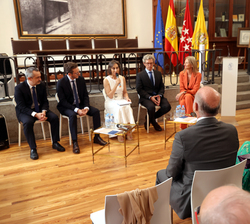 Inicio de la mesa redonda moderada por la vicepresidenta primera de la AEDV
