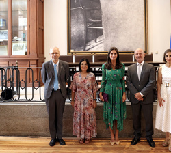 Doña Letizia junto al resto de autoridades y personalidades