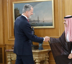 Su Majestad el Rey es saludado por Su Alteza Real el Principe Faisal Bin Farhan Al Saud, Ministro de Asuntos Exteriores del Reino de Arabia Saudí