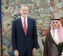 Don Felipe acompañado de Su Alteza Real el Principe Faisal Bin Farhan Al Saud, Ministro de Asuntos Exteriores del Reino de Arabia Saudí
