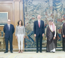 Don Felipe acompañado de Su Alteza Real el Principe Faisal Bin Farhan Al Saud, Ministro de Asuntos Exteriores del Reino de Arabia Saudí, su embajador 