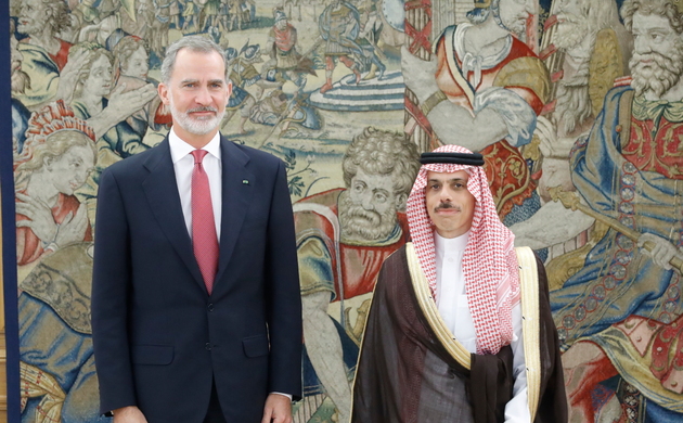 Don Felipe acompañado de Su Alteza Real el Principe Faisal Bin Farhan Al Saud, Ministro de Asuntos Exteriores del Reino de Arabia Saudí