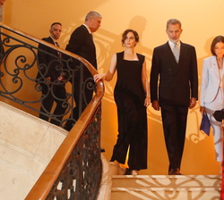 Su Majestad el Rey acompañado de las autoridades presentes en la presentación de la Estatua de Su Majestad se dirigen al Patio de Oriente donde tendrá