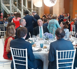 Don Felipe acompañado de las autoridades que participarán en la Su Majestad el Rey acompañado de las autoridades participantes en la Cena de Inaugurac