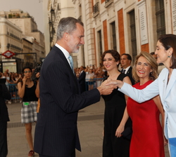 Don Felipe es saludado por la Ministra de Industria, comercio y Turismo en presencia del Alcalde de Madrid, la Ministra de Transportes y la Presidenta
