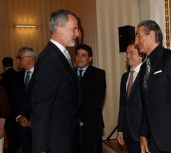 Don Felipe recibe el saludo de Victor Ochoa, escultor de la obra