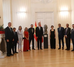 Su Majestad el Rey, junto al escultor de la obra y el resto de autoridades asistentes en la fotografía de grupo tras las palabras de la Presidenta de 