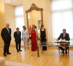 Su Majestad el Rey firma en el libro de honor de la Comunidad de Madrid, en presencia de Isabel Díaz Ayuso, Presidenta de la Comunidad de Madrid y dem