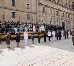 El Rey recibe el saludo de las autoridades militares