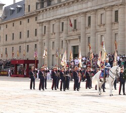 Guiones y Banderines de la Guardia Real durante el acto de homenaje a los caidos por España