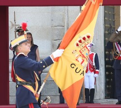 El Rey en el palco, al paso de la Bandera Nacional durante el desfile de la Guadia Real
