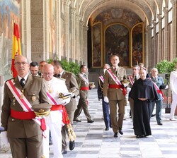 El Rey se dirige a la la celebración del Capítulo acompàñado por el Real Cortejo Capitular
