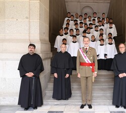 Don Felipe con los niños de la Escolanía