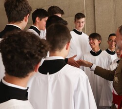 Don Felipe con los niños