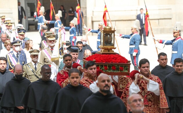 El Rey, antes de entrar en la Basílica, se dirige a la Sala de la Trinidad.