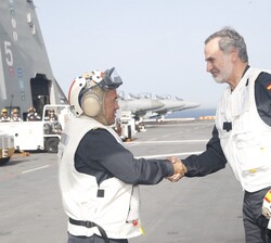 Su Majestad el Rey es recibido a su llegada al al Buque Anfibio Portaaeronaves “Juan Carlos I”