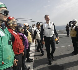 Don Felipe en la cubierta del Buque Anfibio Portaaeronaves “Juan Carlos I”