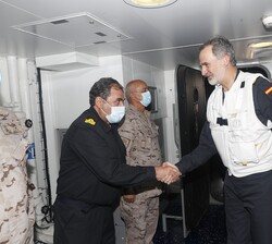 El Rey recibe el saludo de las autoridades militares