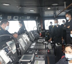 El Rey observa las indicaciones durante los ejercicios