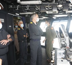 El Rey durante el ejercicio en el Buque Anfibio Portaaeronaves “Juan Carlos I”