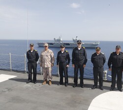 Su Majestad el Rey con las autoridades militares