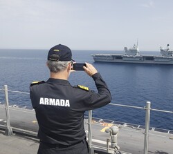 El Rey observa uno de los barcos de la Armada