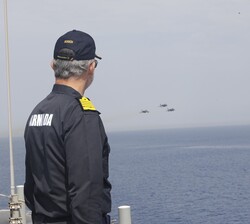 Su Majestad el Rey durante el vuelo de aeronaves de la Armada
