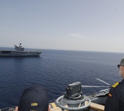 Don Felipe saluda al paso de un buque de la Armada participante en el ejercicio