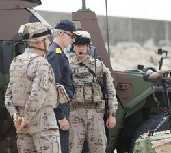 El Rey observa equipos militares