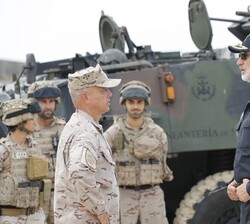 Don Felipe conversa con el mando tras finalizar el ejercicio anfibio