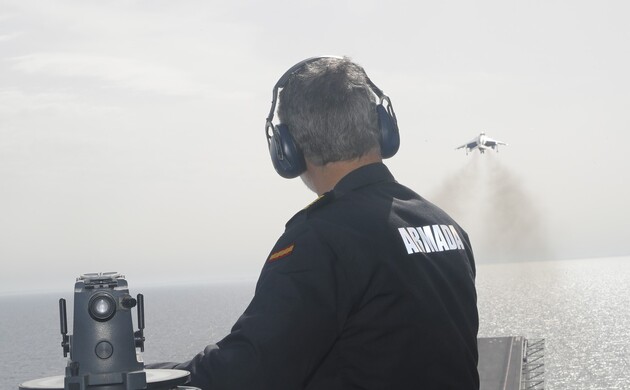 Su Majestad el Rey durante el despegue de aeronaves en el Buque Anfibio Portaaeronaves “Juan Carlos I”