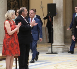 Su Alteza Real la Infanta Doña Elena acompañada por la gerente del Consejo de Administración del Patrimonio Nacional, Maria Dolores Menéndez
