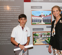 Su Alteza Real la Infanta Doña Elena durante su recorrido por la exposición con el ganador del Primer Premio de Educación Primaria, Mario Torres Garcí