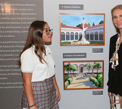 Su Alteza Real la Infanta Doña Elena durante su recorrido por la exposición con la ganadora del Primer Premio de Educación Secundaria, Julia Ortega Go