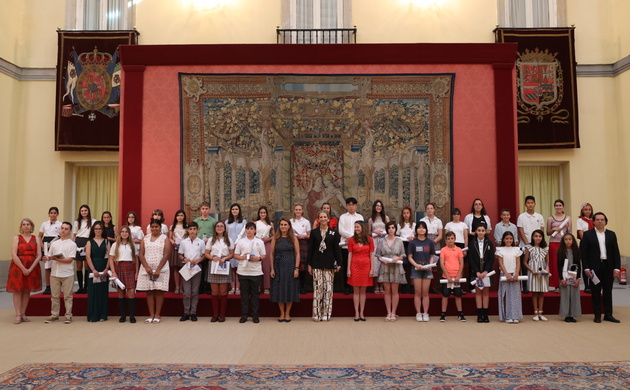 Fotografía de grupo de Su Alteza Real la Infanta Doña Elena con los niños premiados y los miembros del Jurado