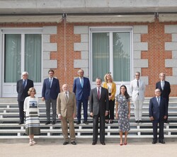 Sus Majestades los Reyes junto a los mienbros del Patronato de la Fundación Comité Español de los Colegios del Mundo Unido