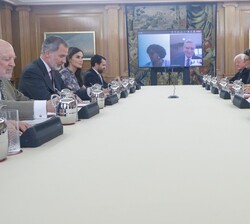 Don Felipe y Doña durante el desarrollo de la reunión