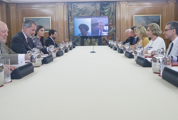 Don Felipe y Doña durante el desarrollo de la reunión